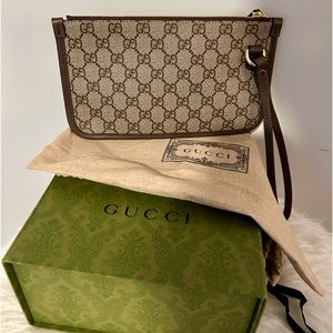 GUCCI wristlet pouch NEW